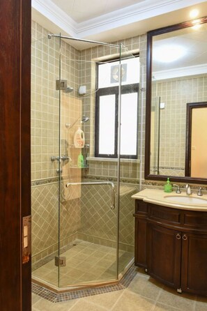 Villa | Badezimmer | Dusche, kostenlose Toilettenartikel, Haartrockner, Hausschuhe