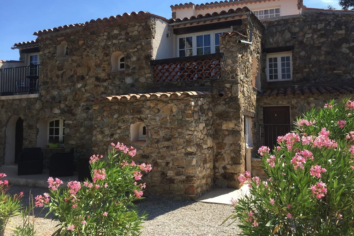 Un bâtiment en pierre doté d’un balcon et d’une fenêtre.