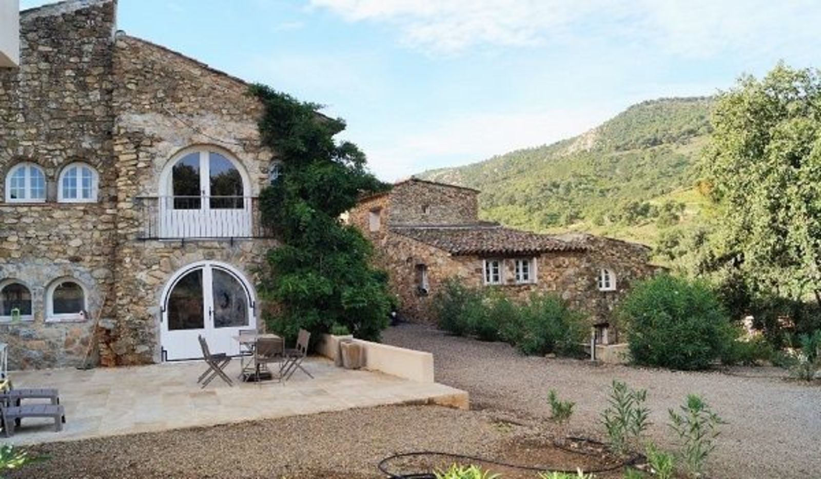 Laptop workspace, cots/infant beds, free WiFi, bed sheets