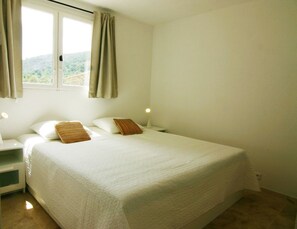 Laptop workspace, cots/infant beds, free WiFi, bed sheets - Hameau des Claudins (Plan-de-la-Tour)