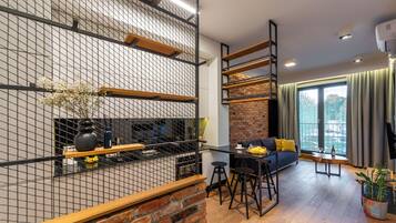 Apartemen Elite, AC, pemandangan halaman | Area keluarga | TV LED