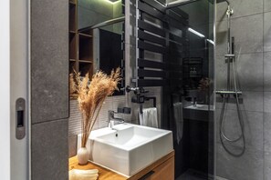 Deluxe Apartment, Balcony, Courtyard View | Bathroom | Hair dryer, towels, soap, shampoo - apartamenty-wroc Księcia Witolda (Wroclaw)