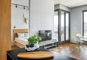 Apartamento conforto, sacada, vista para o pátio | Área de estar | TV LED