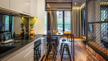 Elite Apartment, Air conditioning, Courtyard View | In-room dining