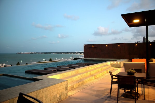 Outdoor pool, open 7:00 AM to 10:00 PM, pool umbrellas, sun loungers - Holanda's Prime - Praia de Tambaú (João Pessoa)