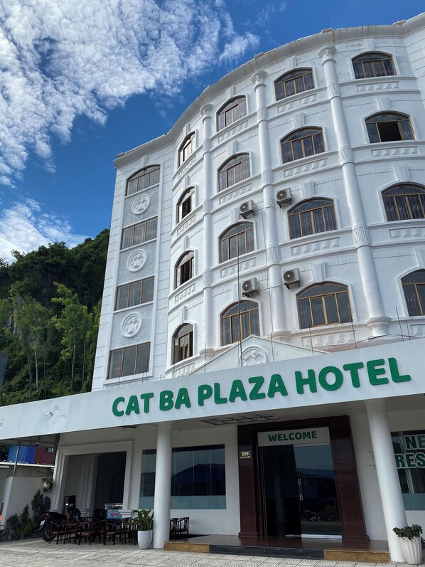 A multi-story hotel with a prominent entrance labeled "CAT BA PLAZA HOTEL". - Cat Ba Plaza Hotel (Hai Phong)