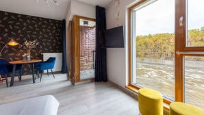 Apartemen, 1 Tempat Tidur Queen, pemandangan sungai | Area keluarga
