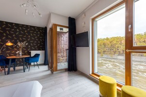 Apartment, 1 Queen Bed, River View | Living area