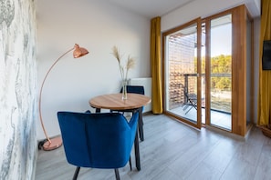 Apartment, 1 Queen Bed, River View | Living area