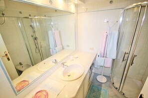 Douche, séchoir à cheveux, bidet, serviettes fournies