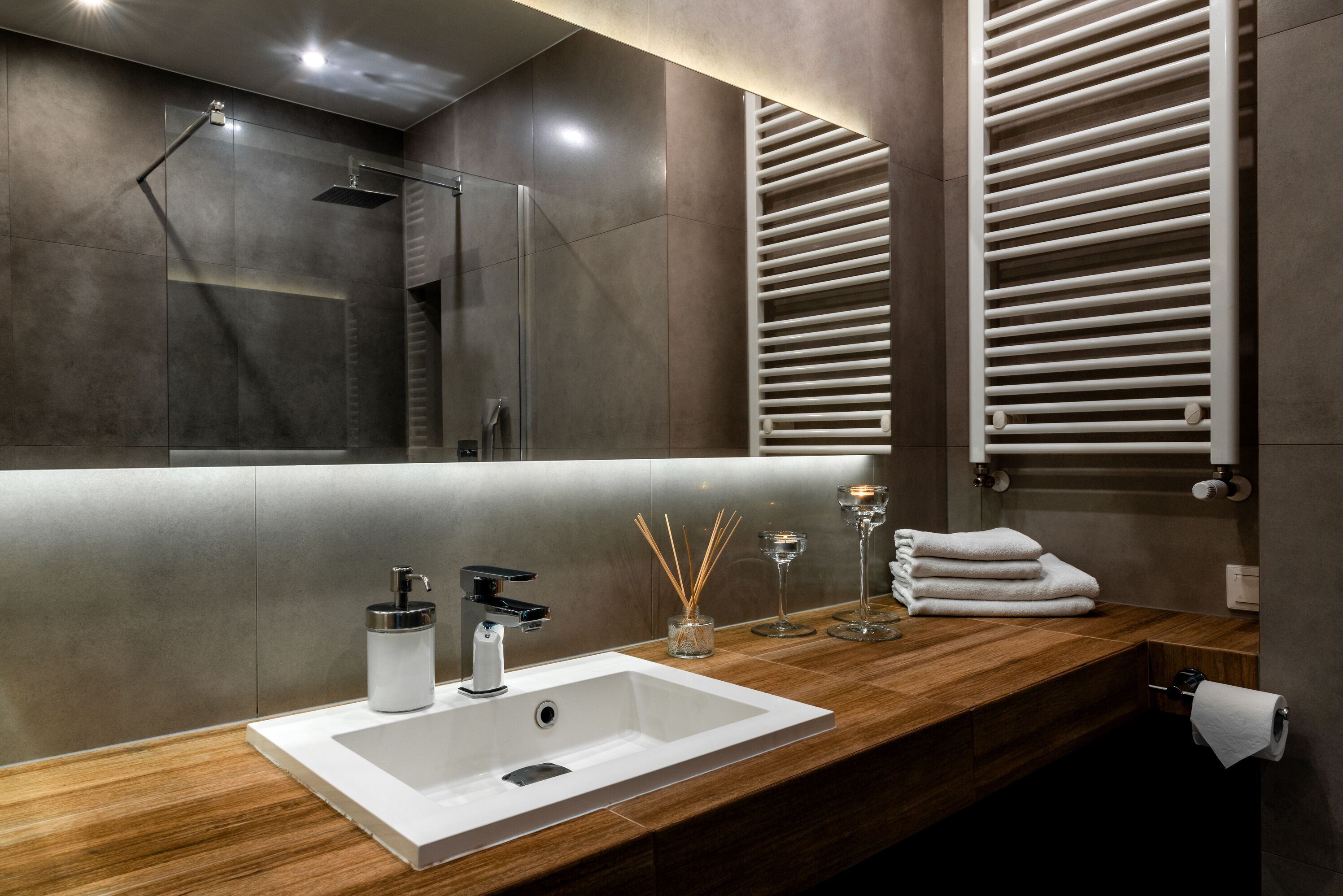 Apartment | Bathroom | Shower, hair dryer, towels, soap