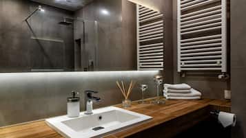 Apartment | Bathroom | Shower, hair dryer, towels, soap