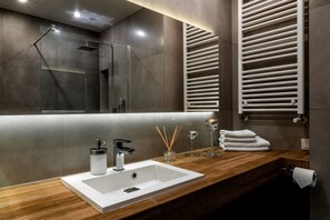 Apartamento | Banheiro | Chuveiro, secador de cabelo, toalhas de banho, sabonete