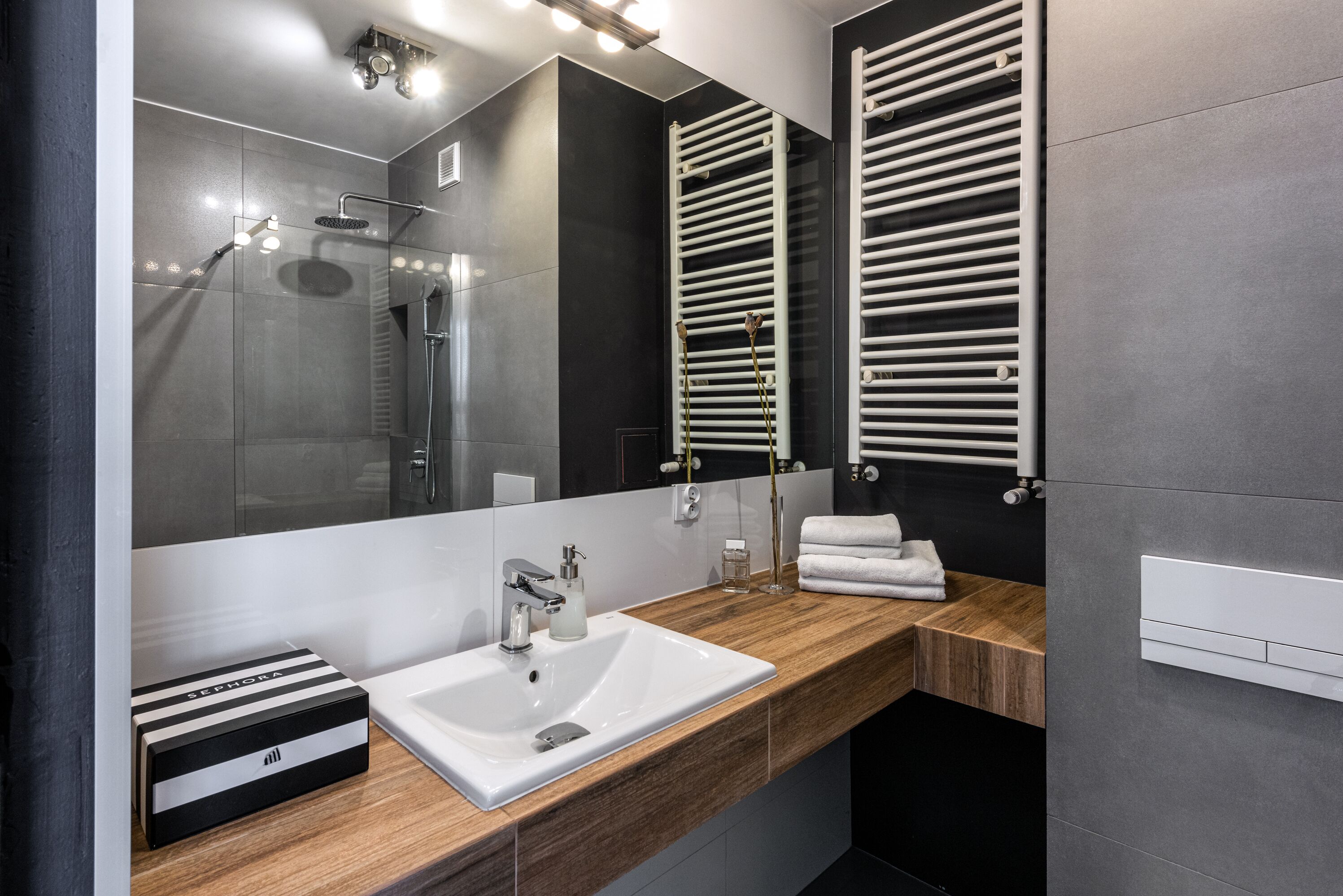 Apartment | Bathroom | Shower, hair dryer, towels, soap