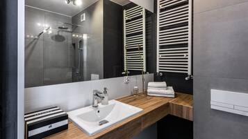Apartment | Bathroom | Shower, hair dryer, towels, soap