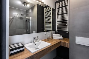 Apartament | Bany | Dutxa, assecador de cabells, tovalloles i sabó 