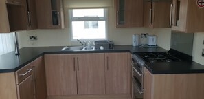 Mobile Home | Cuisine privée | Grand réfrigérateur, micro-ondes, four, bouilloire électrique