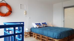 2 slaapkamers, donzen dekbedden, een bureau, geluiddichte muren