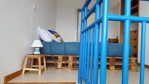 2 phòng ngủ, chăn bông, bàn, phòng cách âm 