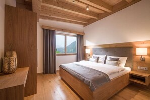 Apartemen, pemandangan gunung, gedung tambahan | 2 kamar tidur, brankas, tirai kedap cahaya, dan setrika/meja setrika