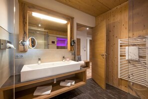 Departamento, en edificio contiguo | Baño | Regadera, regadera tipo lluvia, secadora de cabello, toallas 