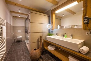 Standaard appartement, bijgebouw | Badkamer | Een douche, een regendouche, een haardroger, handdoeken