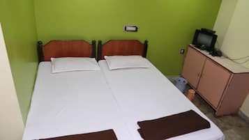 Deluxe Double Room, 1 Double Bed, City View | Cots/infant beds, free WiFi