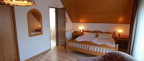 Habitación doble, 1 cama matrimonial | Caja de seguridad en la habitación, cunas y ropa de cama
