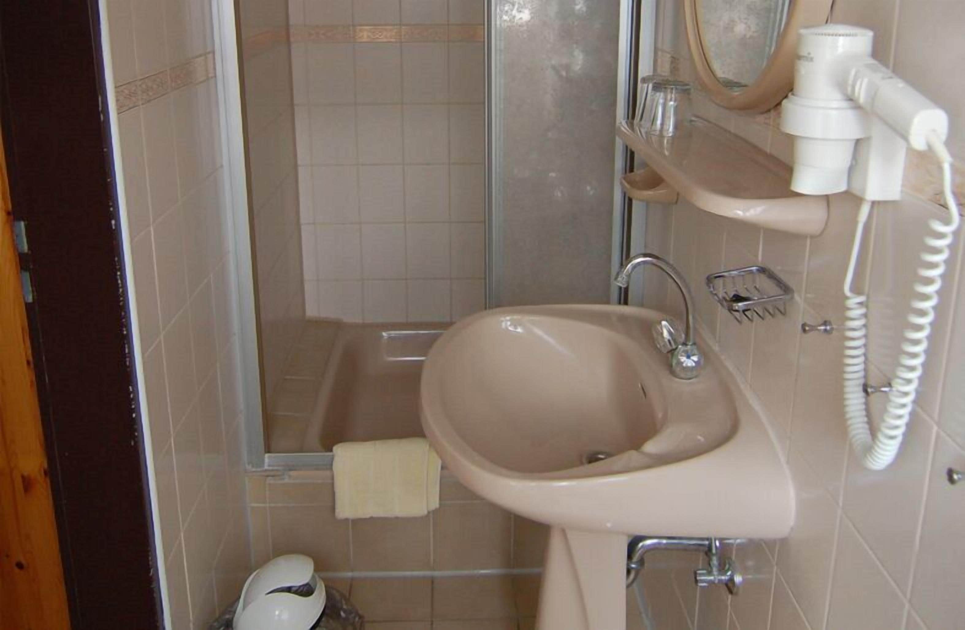 double room, 1 double bed | bathroom | shower, hair dryer, towels