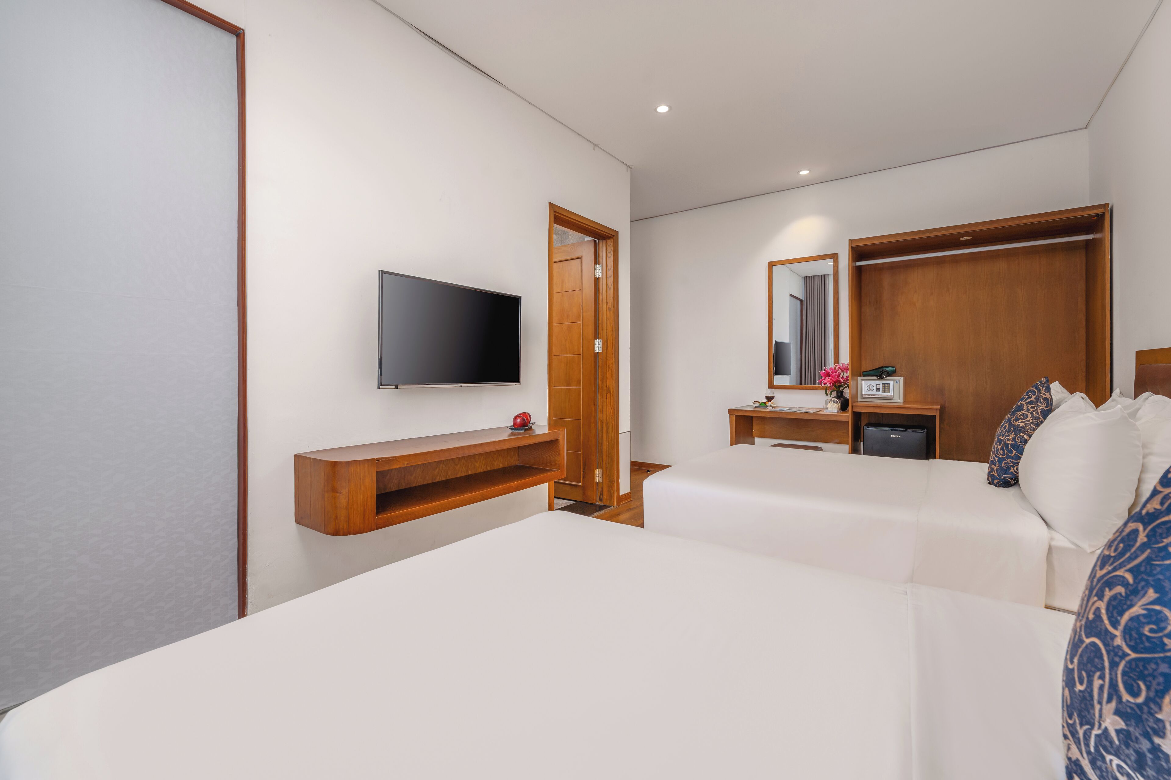 Phòng 3 Deluxe | Minibar, khu vực làm việc phù hợp cho laptop, màn/rèm cản sáng 