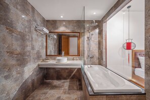 Deluxe Family Room | Bathroom | Free toiletries, hair dryer, slippers, towels - Hai Trieu Hotel (Da Nang)