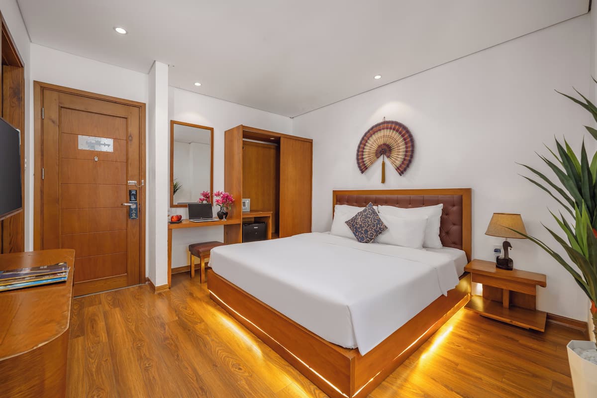 Phòng đôi Deluxe | Minibar, khu vực làm việc phù hợp cho laptop, màn/rèm cản sáng