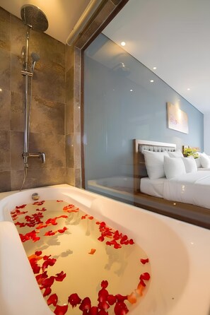 家庭房 (Deluxe) | 浴室 | 免费洗浴用品、吹风机、拖鞋、毛巾