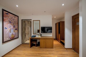 Superior Twin Room | Minibar, laptop workspace, blackout drapes, soundproofing