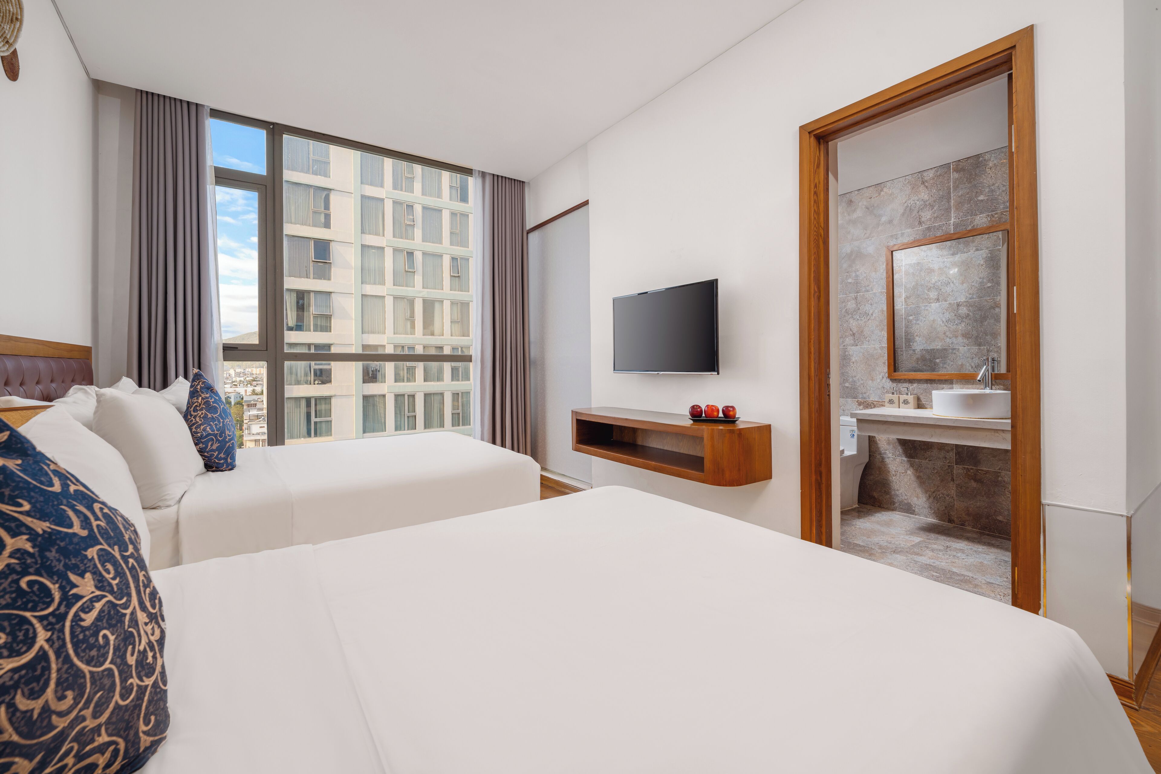 华丽三人房 | 迷你吧、笔记本电脑工作区、遮光窗帘、隔音