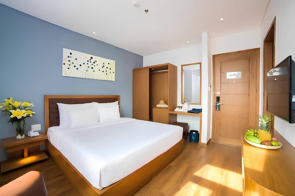 Deluxe Double Room | Minibar, laptop workspace, blackout drapes, soundproofing