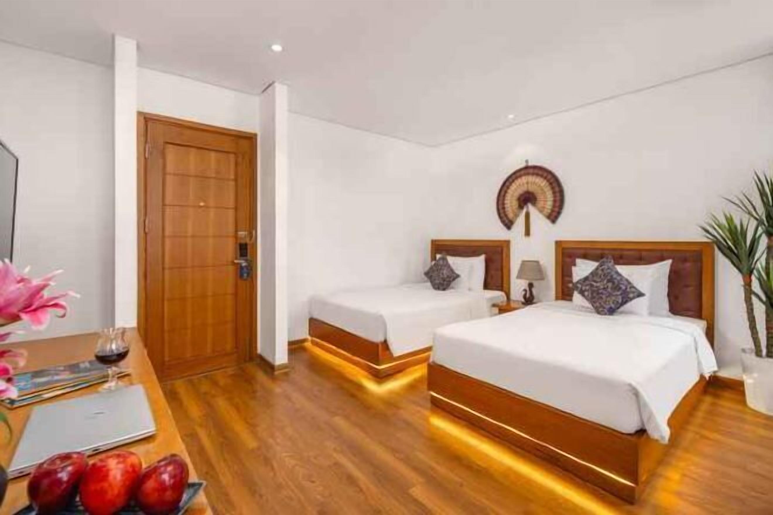 Minibar, espacio para trabajar con laptop y cortinas blackout 