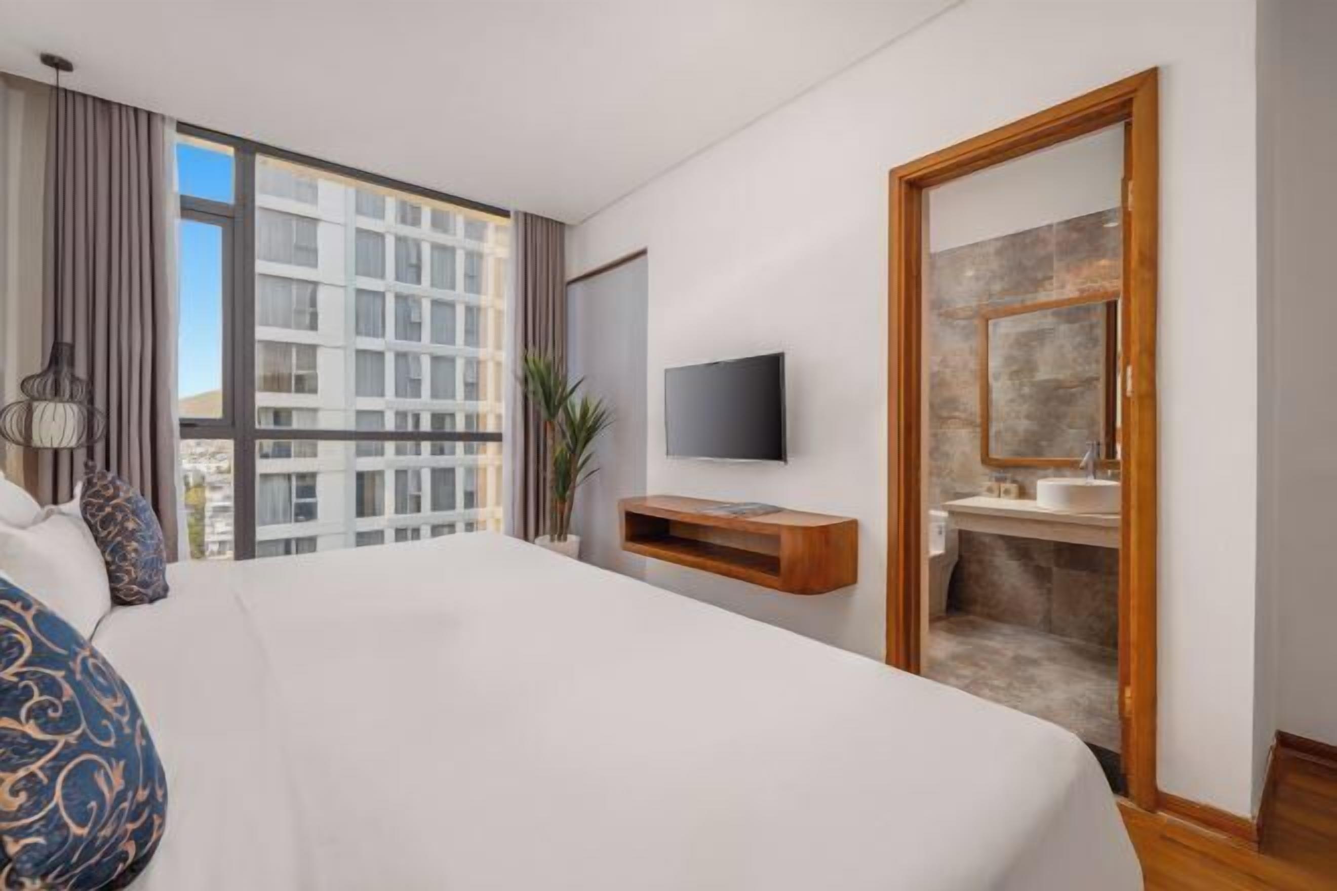 Minibar, laptop workspace, blackout curtains, soundproofing