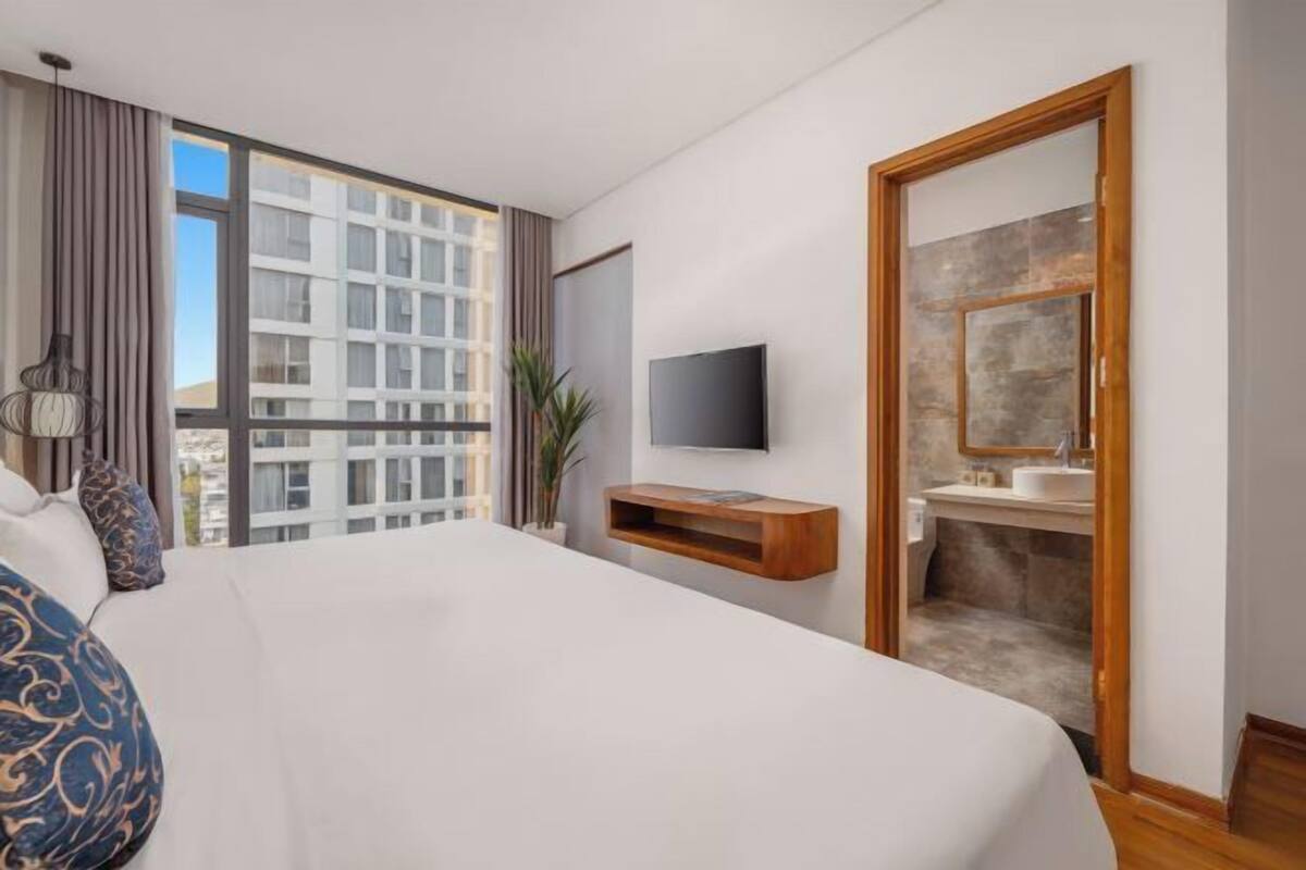 Minibar, laptop workspace, blackout drapes, soundproofing