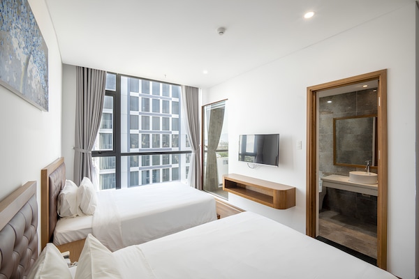 Chambre Triple Deluxe | Minibar, espace de travail pour ordinateur portable, rideaux occultants