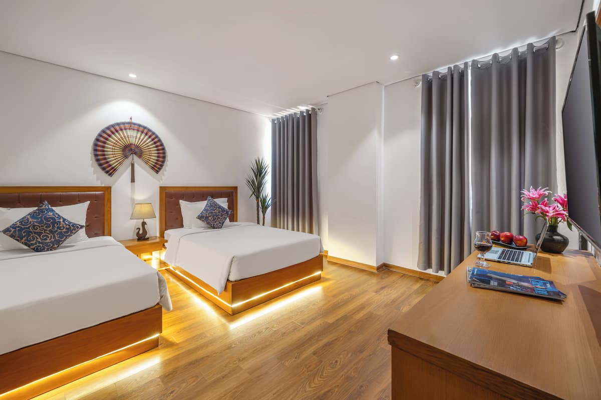 Phòng 2 giường đơn Superior | Minibar, khu vực làm việc phù hợp cho laptop, màn/rèm cản sáng