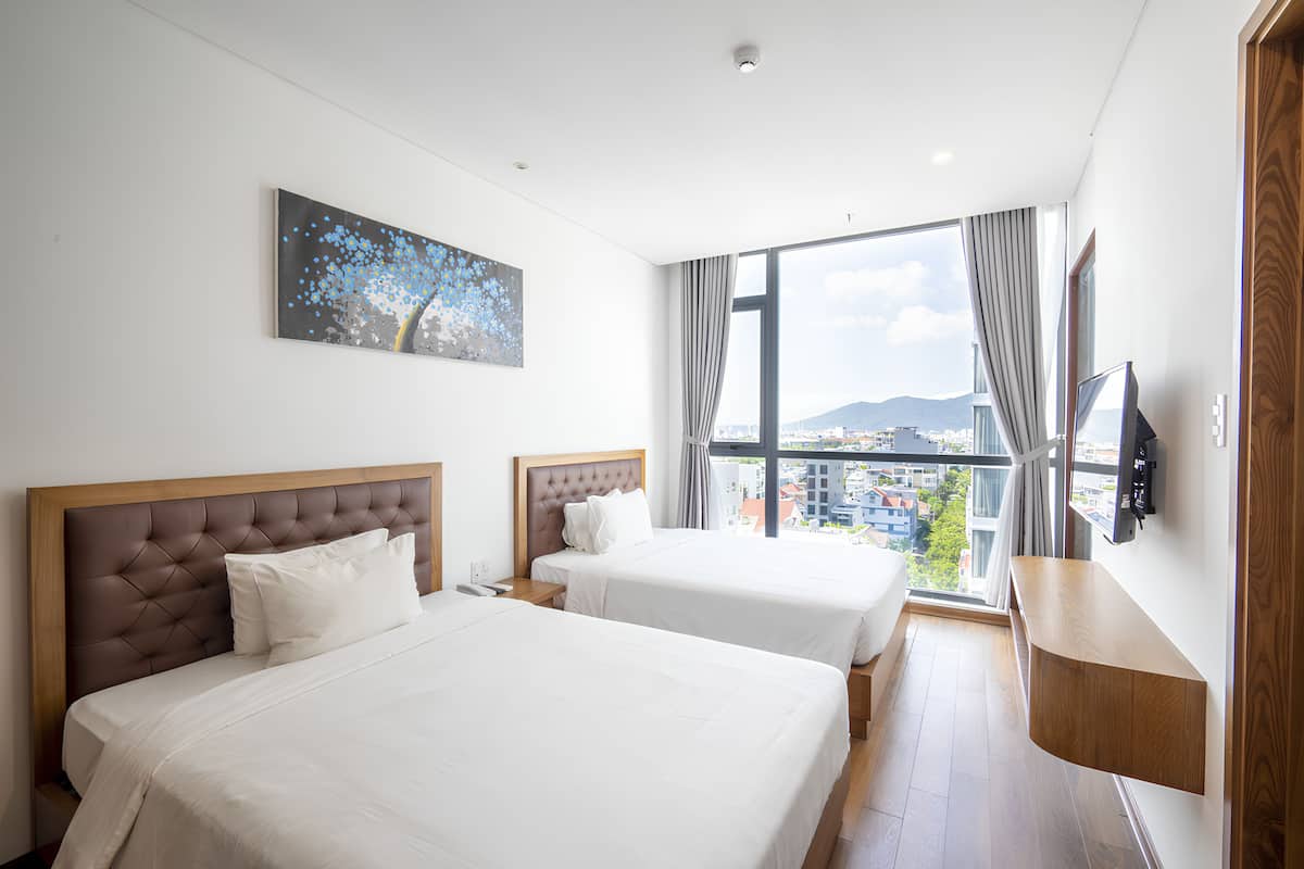 Deluxe Triple Room | Minibar, laptop workspace, blackout drapes, soundproofing