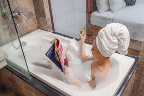 Deluxe Family Room | Bathroom | Free toiletries, hair dryer, slippers, towels - Hai Trieu Hotel (Da Nang)