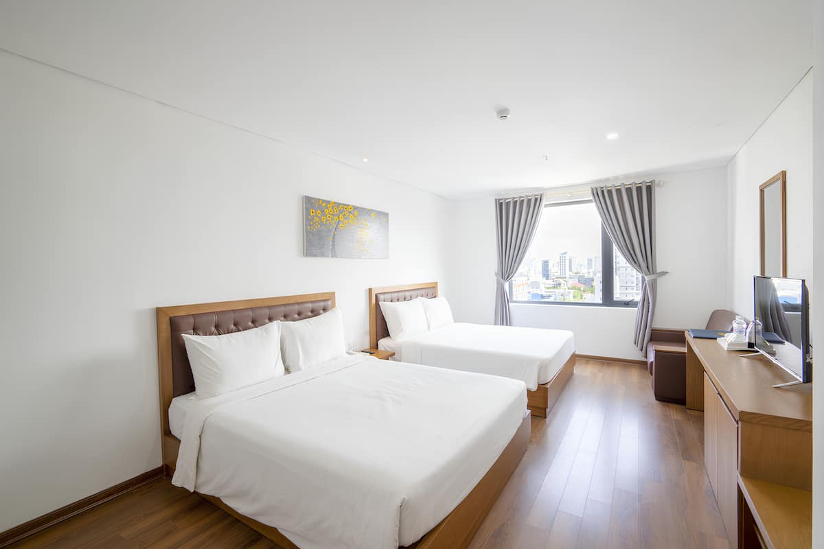 Deluxe Family Room | Minibar, laptop workspace, blackout drapes, soundproofing