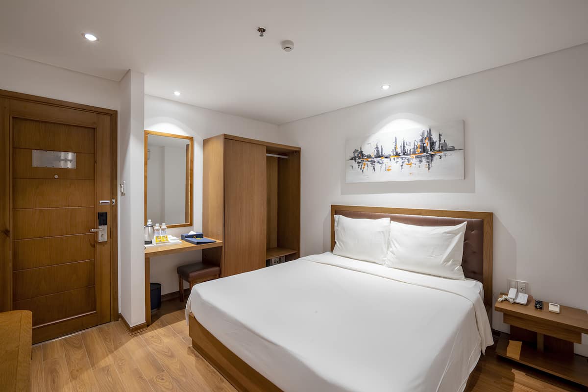 Superior Double Room | Minibar, laptop workspace, blackout drapes, soundproofing