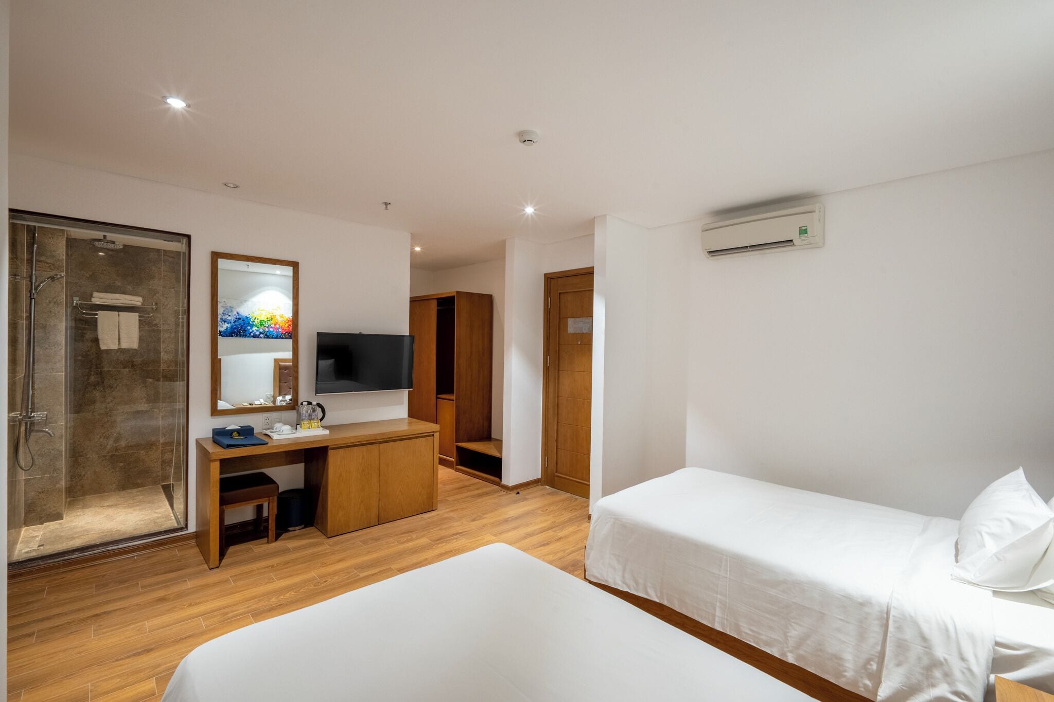 Superior Twin Room | Minibar, laptop workspace, blackout drapes, soundproofing