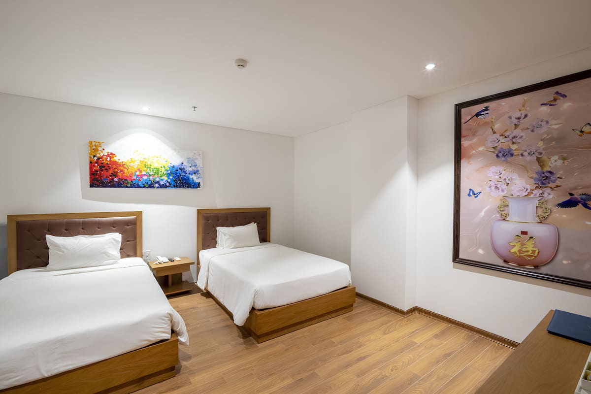 Superior Twin Room | Minibar, laptop workspace, blackout drapes, soundproofing