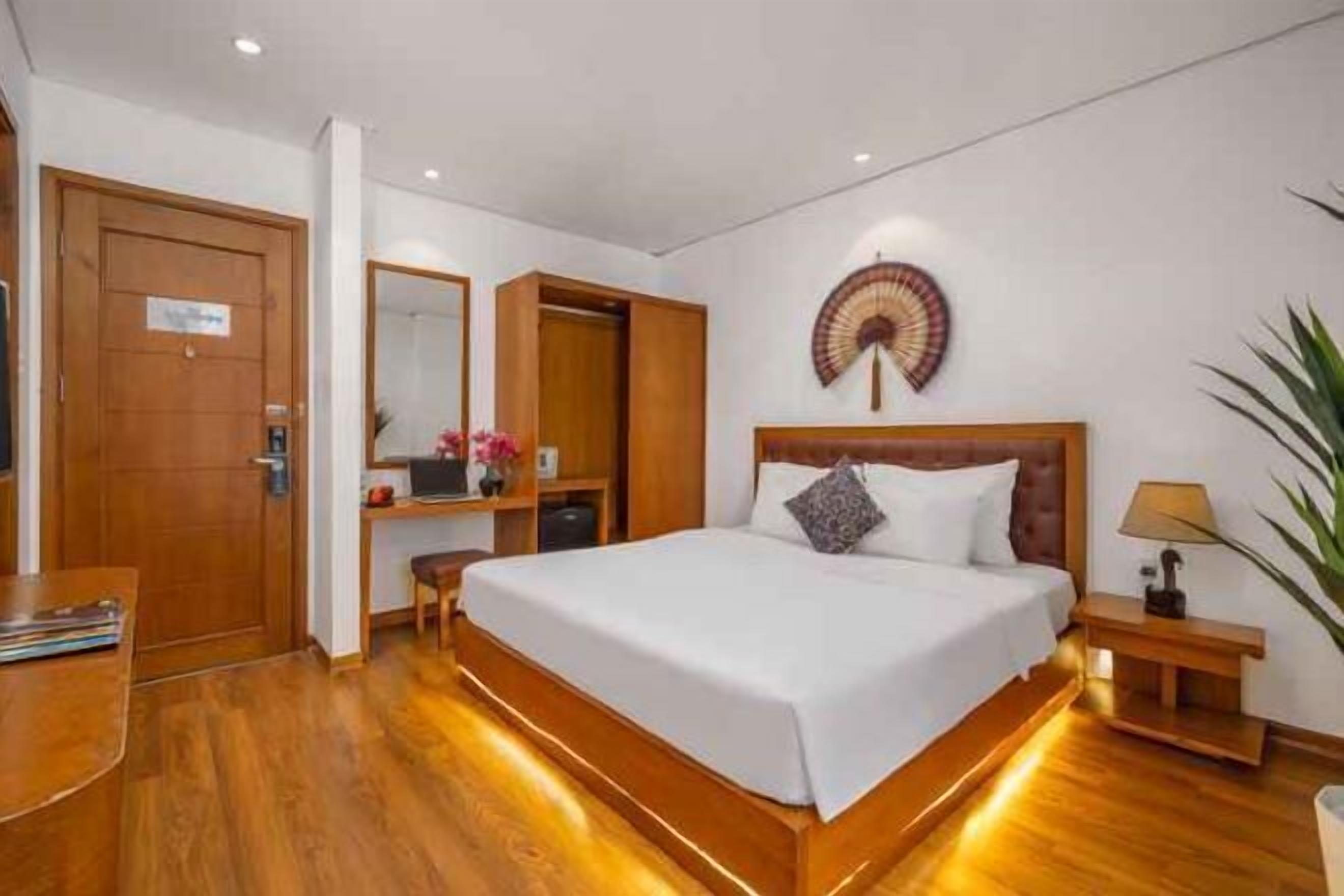 Minibar, espacio para trabajar con laptop y cortinas blackout 