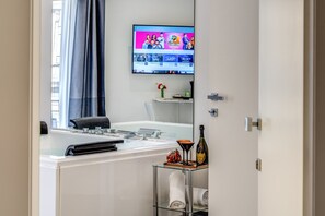 ห้องดีลักซ์สวีท, ซาวน่า | 1 ห้องนอน, เครื่องนอนระดับพรีเมียม, มินิบาร์, ตู้นิรภัยในห้องพัก