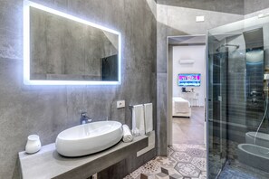 Deluxe Suite, Sauna | Bathroom | Hair dryer, bidet, towels, soap - Gallery Suite Naples (Naples)